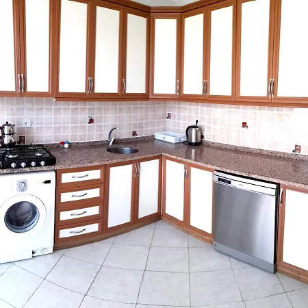 Fethiye Merkezde Ferah Ve Balkonlu 2+1 Daire Апартаменты